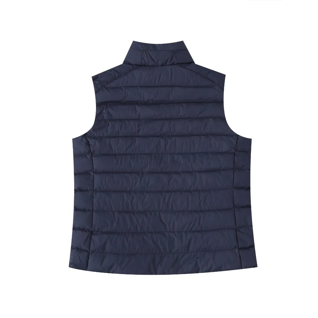 P370 #R55 Ralph Laura's classic thin down vest. The milky white color is really exciting at first sight. It's soft, waxy and white, instantly breaking the dullness of autumn and winter! Navy blue, retro college style soul, more special than black, more retro than white! It’s a bookish color! Pair it with a sweater or sweatshirt of the same color to complete the American retro feel! Classic, durable and elegant, it’s a style you can’t go wrong with if you close your eyes! The classic black cool and versatile king, the anchor of your wardrobe! Invincible slimming! Super versatile! The scheming version will look good on whoever wears it! Small sisters can wear it to show off their proportions without weighing them down ~ Even fat sisters can wear it with confidence, and the effect of hiding body fat is great! The inside is also very durable: 90% high-quality white duck down, 150g filling, the key is to be light and warm! It’s not burdensome to wear at all~ The inside is also treated with anti-slip velvet treatment, and the details are perfect! The classic pony logo is the finishing touch and adds a sense of sophistication. This winter, it can really make you warm and beautiful!  Color: Creamy White Black Navy Size: S M L XL Length: 63 64 65 66 Bust: 110 114 118 122 Shoulder Width: 41 42 43 44